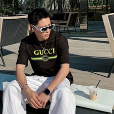 GUCCI 2026春夏新款首发专柜最新款短袖圆领T恤 高端订制 设计前卫时尚!品牌logo重工艺设 GUCCI 2026春夏新款首发专柜最新款短袖圆领T恤 高端订制 设计前卫时尚!品牌logo重工艺设