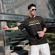 GUCCI 2026春夏新款首发专柜最新款短袖圆领T恤 高端订制 设计前卫时尚!品牌logo重工艺设 GUCCI 2026春夏新款首发专柜最新款短袖圆领T恤 高端订制 设计前卫时尚!品牌logo重工艺设