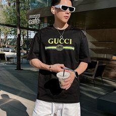 GUCCI 2026春夏新款首发专柜最新款短袖圆领T恤 高端订制 设计前卫时尚!品牌logo重工艺设 GUCCI 2026春夏新款首发专柜最新款短袖圆领T恤 高端订制 设计前卫时尚!品牌logo重工艺设
