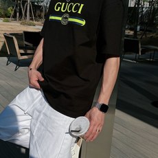 GUCCI 2026春夏新款首发专柜最新款短袖圆领T恤 高端订制 设计前卫时尚!品牌logo重工艺设 GUCCI 2026春夏新款首发专柜最新款短袖圆领T恤 高端订制 设计前卫时尚!品牌logo重工艺设