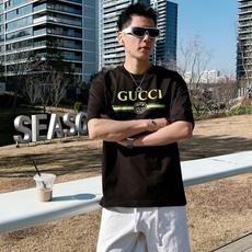 GUCCI 2026春夏新款首发专柜最新款短袖圆领T恤 高端订制 设计前卫时尚!品牌logo重工艺设 GUCCI 2026春夏新款首发专柜最新款短袖圆领T恤 高端订制 设计前卫时尚!品牌logo重工艺设
