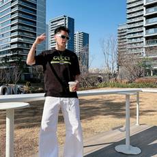 GUCCI 2026春夏新款首发专柜最新款短袖圆领T恤 高端订制 设计前卫时尚!品牌logo重工艺设 GUCCI 2026春夏新款首发专柜最新款短袖圆领T恤 高端订制 设计前卫时尚!品牌logo重工艺设