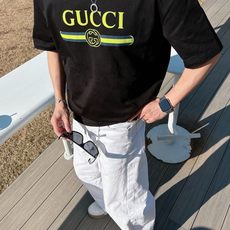 GUCCI 2026春夏新款首发专柜最新款短袖圆领T恤 高端订制 设计前卫时尚!品牌logo重工艺设 GUCCI 2026春夏新款首发专柜最新款短袖圆领T恤 高端订制 设计前卫时尚!品牌logo重工艺设