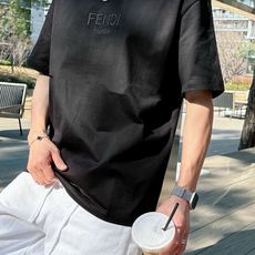 芬迪#FENDI 2026春夏新款首发专柜最新款短袖圆领T恤 高端订制 设计前卫时尚!品牌logo重 芬迪#FENDI 2026春夏新款首发专柜最新款短袖圆领T恤 高端订制 设计前卫时尚!品牌logo重