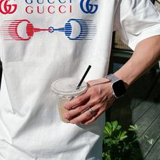GUCCI 2026春夏新款首发专柜最新款短袖圆领T恤 高端订制 设计前卫时尚!品牌logo重工艺设 GUCCI 2026春夏新款首发专柜最新款短袖圆领T恤 高端订制 设计前卫时尚!品牌logo重工艺设