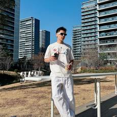 GUCCI 2026春夏新款首发专柜最新款短袖圆领T恤 高端订制 设计前卫时尚!品牌logo重工艺设 GUCCI 2026春夏新款首发专柜最新款短袖圆领T恤 高端订制 设计前卫时尚!品牌logo重工艺设
