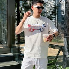 GUCCI 2026春夏新款首发专柜最新款短袖圆领T恤 高端订制 设计前卫时尚!品牌logo重工艺设 GUCCI 2026春夏新款首发专柜最新款短袖圆领T恤 高端订制 设计前卫时尚!品牌logo重工艺设