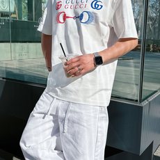 GUCCI 2026春夏新款首发专柜最新款短袖圆领T恤 高端订制 设计前卫时尚!品牌logo重工艺设 GUCCI 2026春夏新款首发专柜最新款短袖圆领T恤 高端订制 设计前卫时尚!品牌logo重工艺设