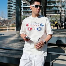 GUCCI 2026春夏新款首发专柜最新款短袖圆领T恤 高端订制 设计前卫时尚!品牌logo重工艺设 GUCCI 2026春夏新款首发专柜最新款短袖圆领T恤 高端订制 设计前卫时尚!品牌logo重工艺设