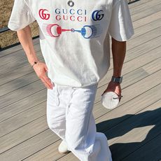 GUCCI 2026春夏新款首发专柜最新款短袖圆领T恤 高端订制 设计前卫时尚!品牌logo重工艺设 GUCCI 2026春夏新款首发专柜最新款短袖圆领T恤 高端订制 设计前卫时尚!品牌logo重工艺设