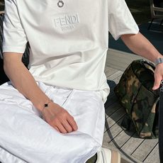 芬迪#FENDI 2026春夏新款首发专柜最新款短袖圆领T恤 高端订制 设计前卫时尚!品牌logo重 芬迪#FENDI 2026春夏新款首发专柜最新款短袖圆领T恤 高端订制 设计前卫时尚!品牌logo重