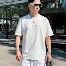 芬迪#FENDI 2026春夏新款首发专柜最新款短袖圆领T恤 高端订制 设计前卫时尚!品牌logo重 芬迪#FENDI 2026春夏新款首发专柜最新款短袖圆领T恤 高端订制 设计前卫时尚!品牌logo重