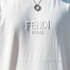 芬迪#FENDI 2026春夏新款首发专柜最新款短袖圆领T恤 高端订制 设计前卫时尚!品牌logo重 芬迪#FENDI 2026春夏新款首发专柜最新款短袖圆领T恤 高端订制 设计前卫时尚!品牌logo重