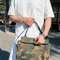 芬迪#FENDI 2026春夏新款首发专柜最新款短袖圆领T恤 高端订制 设计前卫时尚!品牌logo重 芬迪#FENDI 2026春夏新款首发专柜最新款短袖圆领T恤 高端订制 设计前卫时尚!品牌logo重