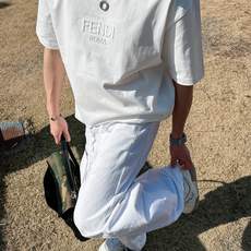 芬迪#FENDI 2026春夏新款首发专柜最新款短袖圆领T恤 高端订制 设计前卫时尚!品牌logo重 芬迪#FENDI 2026春夏新款首发专柜最新款短袖圆领T恤 高端订制 设计前卫时尚!品牌logo重