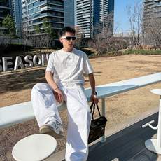 芬迪#FENDI 2026春夏新款首发专柜最新款短袖圆领T恤 高端订制 设计前卫时尚!品牌logo重 芬迪#FENDI 2026春夏新款首发专柜最新款短袖圆领T恤 高端订制 设计前卫时尚!品牌logo重