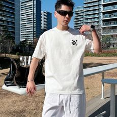 LV 2026春夏新款首发专柜最新款短袖圆领T恤 高端订制 设计前卫时尚!品牌logo重工艺设计 高 LV 2026春夏新款首发专柜最新款短袖圆领T恤 高端订制 设计前卫时尚!品牌logo重工艺设计 高