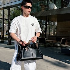 LV 2026春夏新款首发专柜最新款短袖圆领T恤 高端订制 设计前卫时尚!品牌logo重工艺设计 高 LV 2026春夏新款首发专柜最新款短袖圆领T恤 高端订制 设计前卫时尚!品牌logo重工艺设计 高