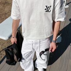 LV 2026春夏新款首发专柜最新款短袖圆领T恤 高端订制 设计前卫时尚!品牌logo重工艺设计 高 LV 2026春夏新款首发专柜最新款短袖圆领T恤 高端订制 设计前卫时尚!品牌logo重工艺设计 高