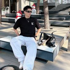 LV 2026春夏新款首发专柜最新款短袖圆领T恤 高端订制 设计前卫时尚!品牌logo重工艺设计 高 LV 2026春夏新款首发专柜最新款短袖圆领T恤 高端订制 设计前卫时尚!品牌logo重工艺设计 高