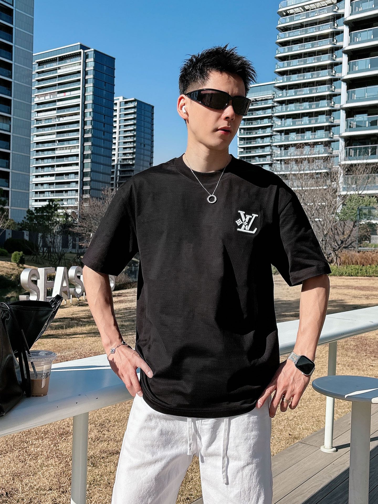 LV   2026春夏新款首发专柜最新款短袖圆领T恤 高端订制 设计前卫时尚！品牌logo重工艺设计 高