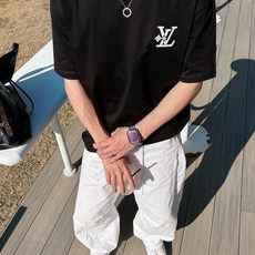 LV 2026春夏新款首发专柜最新款短袖圆领T恤 高端订制 设计前卫时尚!品牌logo重工艺设计 高 LV 2026春夏新款首发专柜最新款短袖圆领T恤 高端订制 设计前卫时尚!品牌logo重工艺设计 高