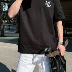 LV 2026春夏新款首发专柜最新款短袖圆领T恤 高端订制 设计前卫时尚!品牌logo重工艺设计 高 LV 2026春夏新款首发专柜最新款短袖圆领T恤 高端订制 设计前卫时尚!品牌logo重工艺设计 高