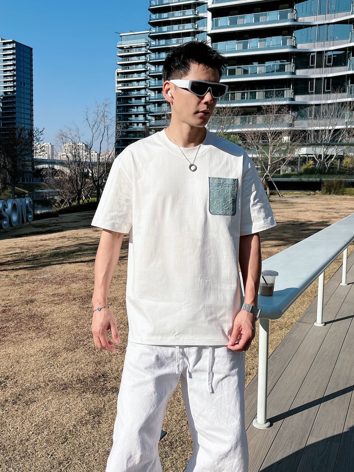 LV   2026春夏新款首发专柜最新款短袖圆领T恤 高端订制 设计前卫时尚！品牌logo重工艺设计 高