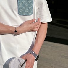 LV 2026春夏新款首发专柜最新款短袖圆领T恤 高端订制 设计前卫时尚!品牌logo重工艺设计 高 LV 2026春夏新款首发专柜最新款短袖圆领T恤 高端订制 设计前卫时尚!品牌logo重工艺设计 高
