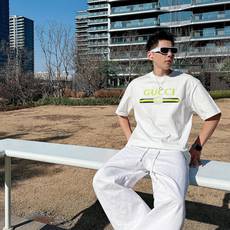 GUCCI 2026春夏新款首发专柜最新款短袖圆领T恤 高端订制 设计前卫时尚!品牌logo重工艺设 GUCCI 2026春夏新款首发专柜最新款短袖圆领T恤 高端订制 设计前卫时尚!品牌logo重工艺设