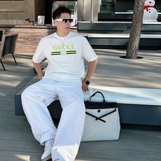 GUCCI 2026春夏新款首发专柜最新款短袖圆领T恤 高端订制 设计前卫时尚!品牌logo重工艺设 GUCCI 2026春夏新款首发专柜最新款短袖圆领T恤 高端订制 设计前卫时尚!品牌logo重工艺设