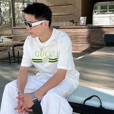 GUCCI 2026春夏新款首发专柜最新款短袖圆领T恤 高端订制 设计前卫时尚!品牌logo重工艺设 GUCCI 2026春夏新款首发专柜最新款短袖圆领T恤 高端订制 设计前卫时尚!品牌logo重工艺设