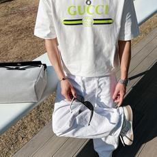 GUCCI 2026春夏新款首发专柜最新款短袖圆领T恤 高端订制 设计前卫时尚!品牌logo重工艺设 GUCCI 2026春夏新款首发专柜最新款短袖圆领T恤 高端订制 设计前卫时尚!品牌logo重工艺设