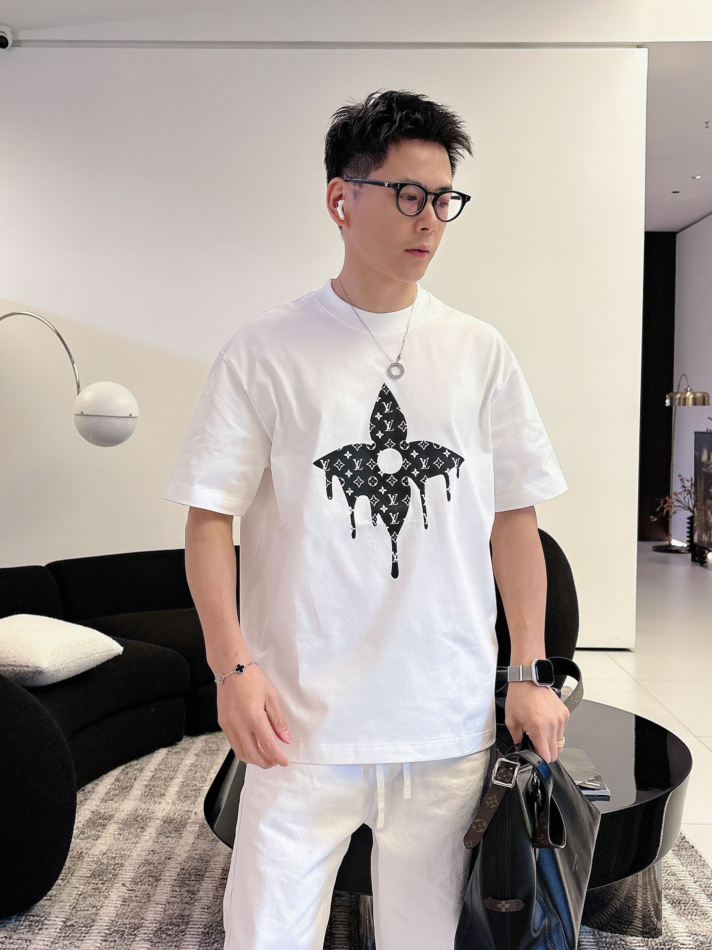 LV   2026春夏新款首发专柜最新款短袖圆领T恤 高端订制 设计前卫时尚！品牌logo重工艺设计 高