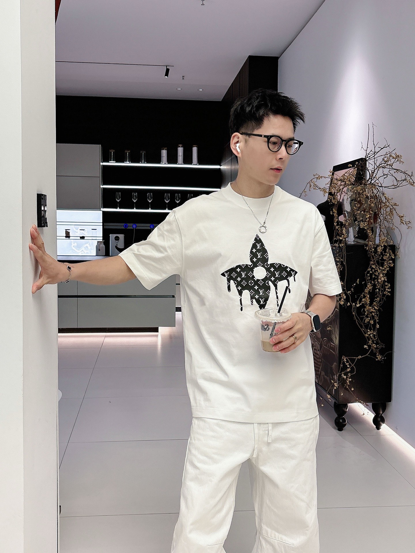 LV   2026春夏新款首发专柜最新款短袖圆领T恤 高端订制 设计前卫时尚！品牌logo重工艺设计 高