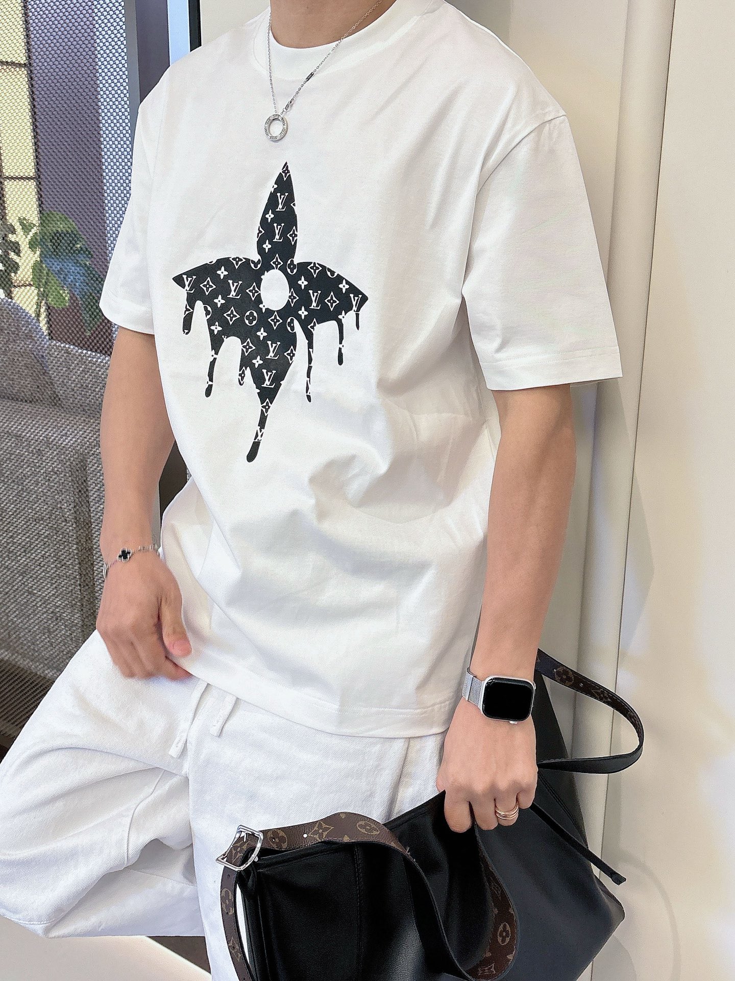 LV   2026春夏新款首发专柜最新款短袖圆领T恤 高端订制 设计前卫时尚！品牌logo重工艺设计 高