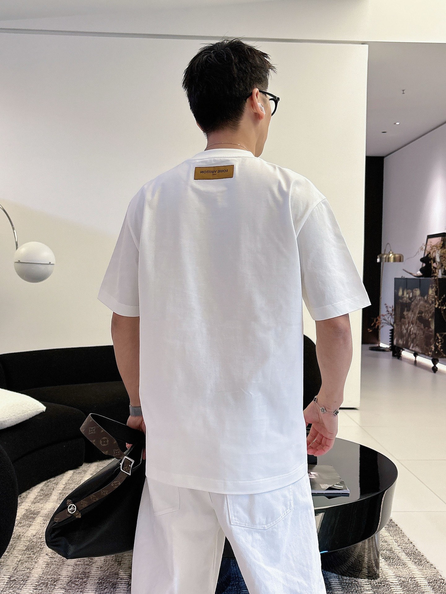 LV   2026春夏新款首发专柜最新款短袖圆领T恤 高端订制 设计前卫时尚！品牌logo重工艺设计 高