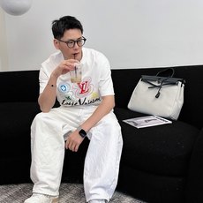 LV 2026春夏新款首发专柜最新款短袖圆领T恤 高端订制 设计前卫时尚!品牌logo重工艺设计 高 LV 2026春夏新款首发专柜最新款短袖圆领T恤 高端订制 设计前卫时尚!品牌logo重工艺设计 高