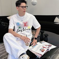 LV 2026春夏新款首发专柜最新款短袖圆领T恤 高端订制 设计前卫时尚!品牌logo重工艺设计 高 LV 2026春夏新款首发专柜最新款短袖圆领T恤 高端订制 设计前卫时尚!品牌logo重工艺设计 高
