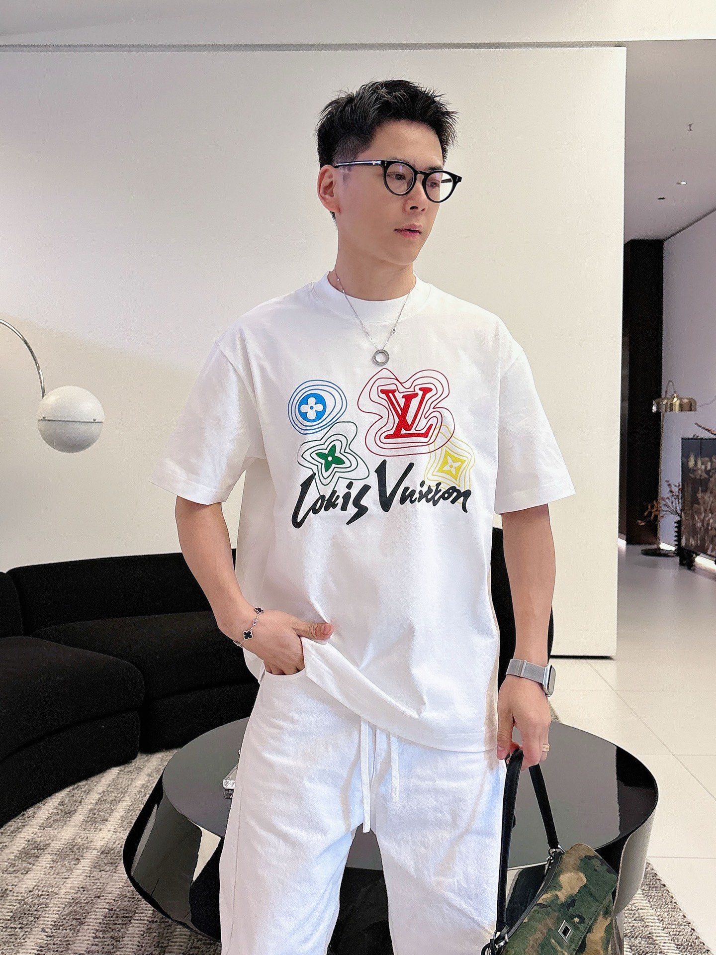 LV   2026春夏新款首发专柜最新款短袖圆领T恤 高端订制 设计前卫时尚！品牌logo重工艺设计 高