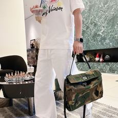LV 2026春夏新款首发专柜最新款短袖圆领T恤 高端订制 设计前卫时尚!品牌logo重工艺设计 高 LV 2026春夏新款首发专柜最新款短袖圆领T恤 高端订制 设计前卫时尚!品牌logo重工艺设计 高