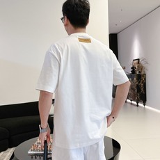 LV 2026春夏新款首发专柜最新款短袖圆领T恤 高端订制 设计前卫时尚!品牌logo重工艺设计 高 LV 2026春夏新款首发专柜最新款短袖圆领T恤 高端订制 设计前卫时尚!品牌logo重工艺设计 高
