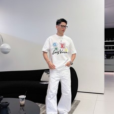 LV 2026春夏新款首发专柜最新款短袖圆领T恤 高端订制 设计前卫时尚!品牌logo重工艺设计 高 LV 2026春夏新款首发专柜最新款短袖圆领T恤 高端订制 设计前卫时尚!品牌logo重工艺设计 高