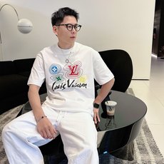 LV 2026春夏新款首发专柜最新款短袖圆领T恤 高端订制 设计前卫时尚!品牌logo重工艺设计 高 LV 2026春夏新款首发专柜最新款短袖圆领T恤 高端订制 设计前卫时尚!品牌logo重工艺设计 高