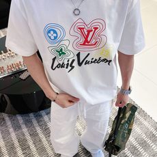 LV 2026春夏新款首发专柜最新款短袖圆领T恤 高端订制 设计前卫时尚!品牌logo重工艺设计 高 LV 2026春夏新款首发专柜最新款短袖圆领T恤 高端订制 设计前卫时尚!品牌logo重工艺设计 高