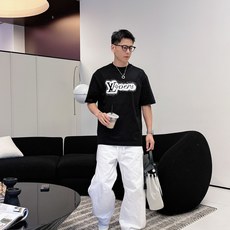 LV 2026春夏新款首发专柜最新款短袖圆领T恤 高端订制 设计前卫时尚!品牌logo重工艺设计 高 LV 2026春夏新款首发专柜最新款短袖圆领T恤 高端订制 设计前卫时尚!品牌logo重工艺设计 高