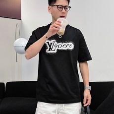 LV 2026春夏新款首发专柜最新款短袖圆领T恤 高端订制 设计前卫时尚!品牌logo重工艺设计 高 LV 2026春夏新款首发专柜最新款短袖圆领T恤 高端订制 设计前卫时尚!品牌logo重工艺设计 高