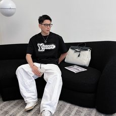 LV 2026春夏新款首发专柜最新款短袖圆领T恤 高端订制 设计前卫时尚!品牌logo重工艺设计 高 LV 2026春夏新款首发专柜最新款短袖圆领T恤 高端订制 设计前卫时尚!品牌logo重工艺设计 高