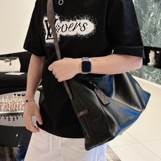 LV 2026春夏新款首发专柜最新款短袖圆领T恤 高端订制 设计前卫时尚!品牌logo重工艺设计 高 LV 2026春夏新款首发专柜最新款短袖圆领T恤 高端订制 设计前卫时尚!品牌logo重工艺设计 高