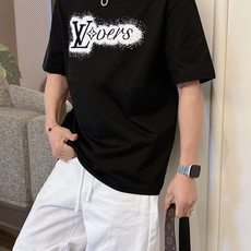 LV 2026春夏新款首发专柜最新款短袖圆领T恤 高端订制 设计前卫时尚!品牌logo重工艺设计 高 LV 2026春夏新款首发专柜最新款短袖圆领T恤 高端订制 设计前卫时尚!品牌logo重工艺设计 高